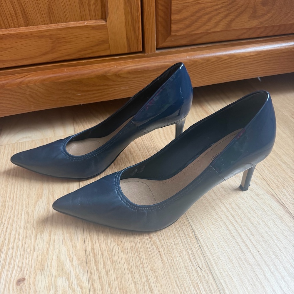 Tahari Classic Navy Heels